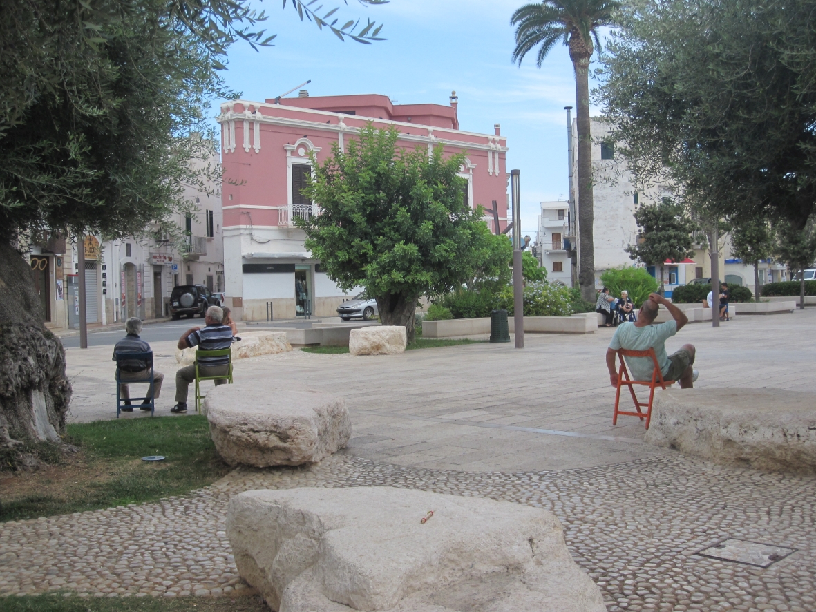 104. Swobodny wybór lokalizacji na placu umożliwiają krzesła, Piazza Aldo Moro, Polignano a Mare, fot. M. Skibińska
